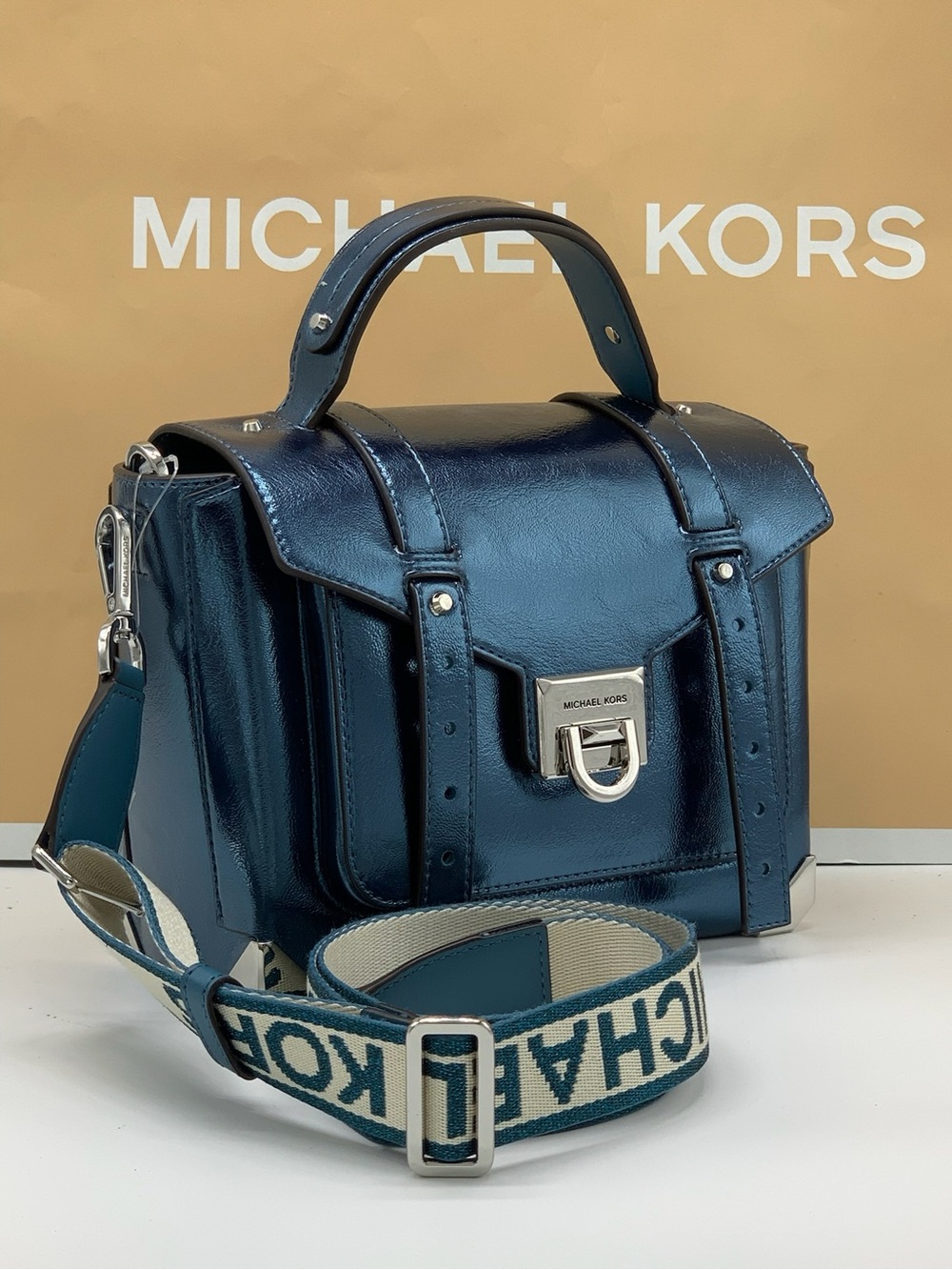 Michael Kors Manhattan Medium Patent
Faux Leather Satchel - Picture 8 of 15